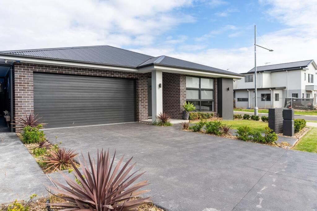 Neat 4 Bedroom In Catherine Fields Narellan Exterior foto